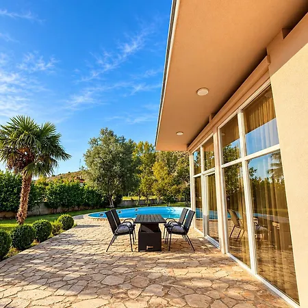 Mareza Villa *